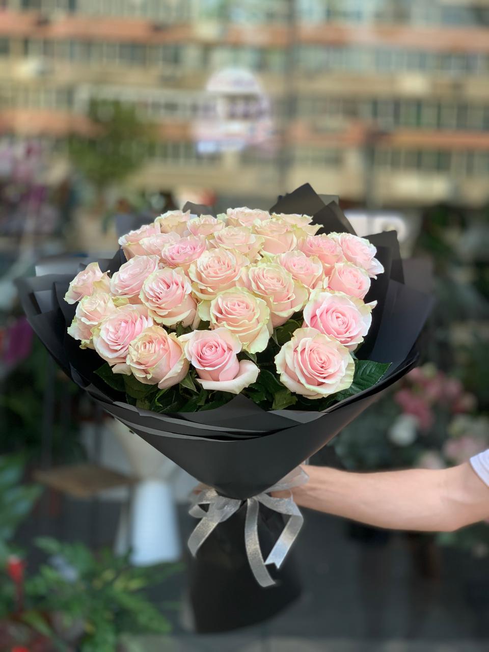 Buchet elegant trandafiri roz cu ambalaj negru sophisticated The Bloom Room